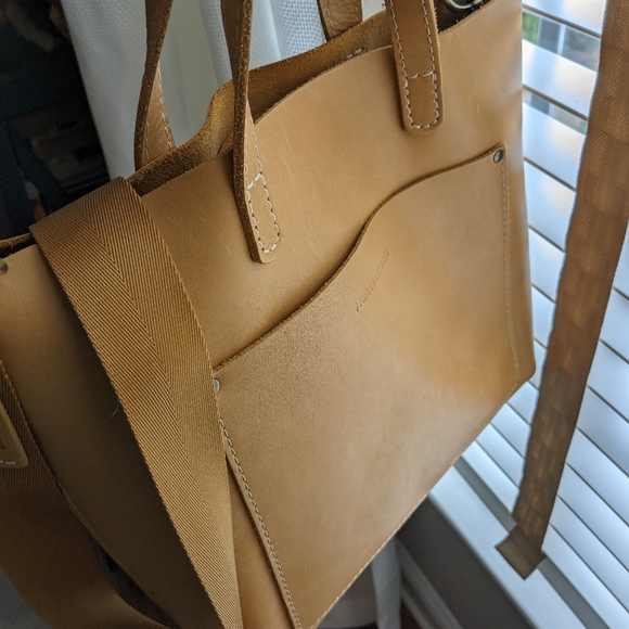 Portland Lather, medium crossbody tote - Picture 5 of 15